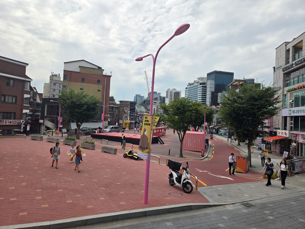 空港鉄道 홍대입구（Hongik Univ.）の7番出入口を出た後の街の景色